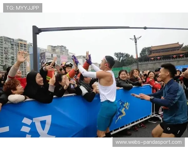 冲线时刻：老年组选手挥手致意 观众欢呼加油