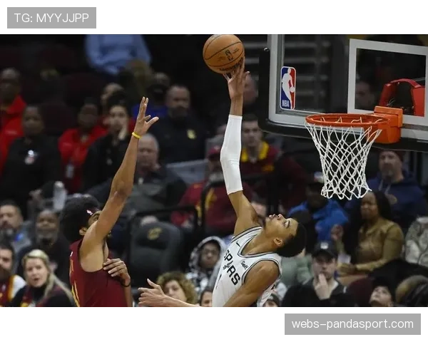 战报速递：文班亚马送出生涯新高8次封盖，多次阻截对手肋部攻势